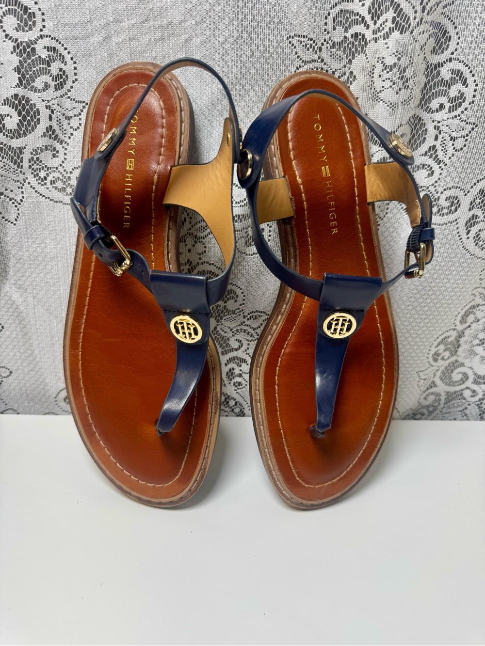 NWOB Tommy Hilfiger Bennia Navy Blue Gold Logo T-Strap Sandals, Size 8